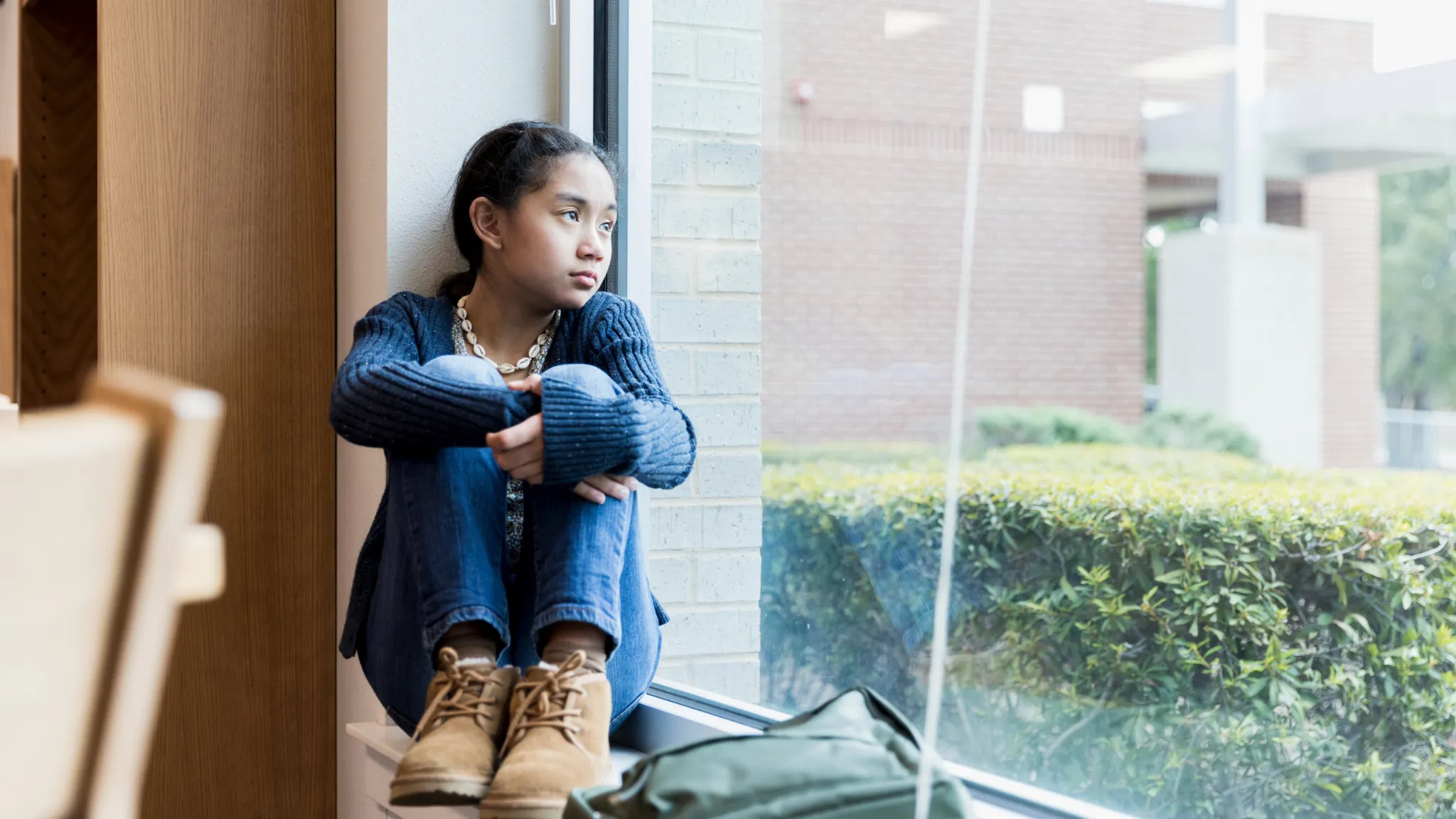Niña observando en silencio, simbolizando las heridas emocionales de la infancia que programan nuestras relaciones adultas